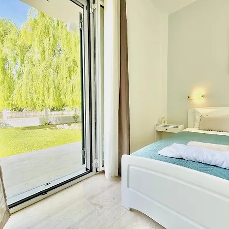Dafni With Private Pool By Dadovillas Vilă